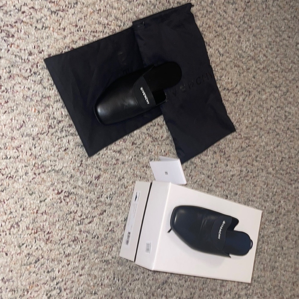 Givenchy Bedford mules black with white logo 💯 lamb leather. EUC. 💯 authentic.
